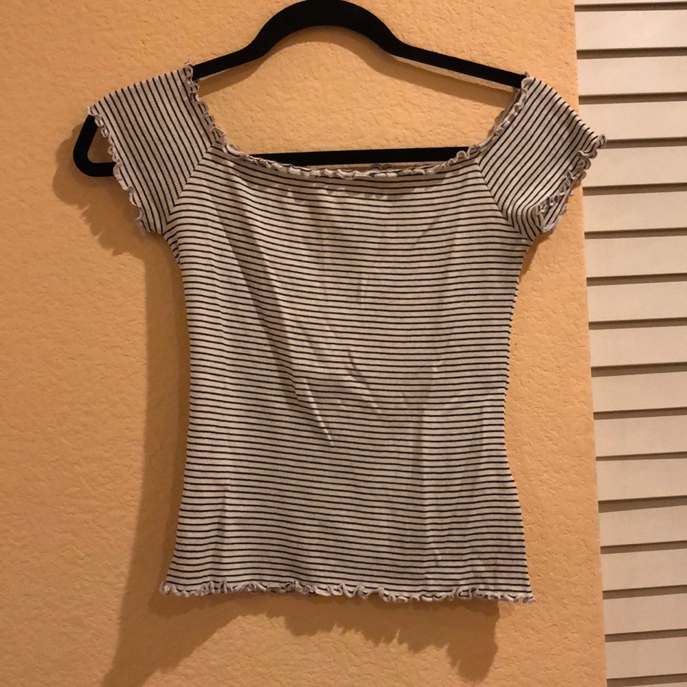 White and black waffle edge off the shoulder